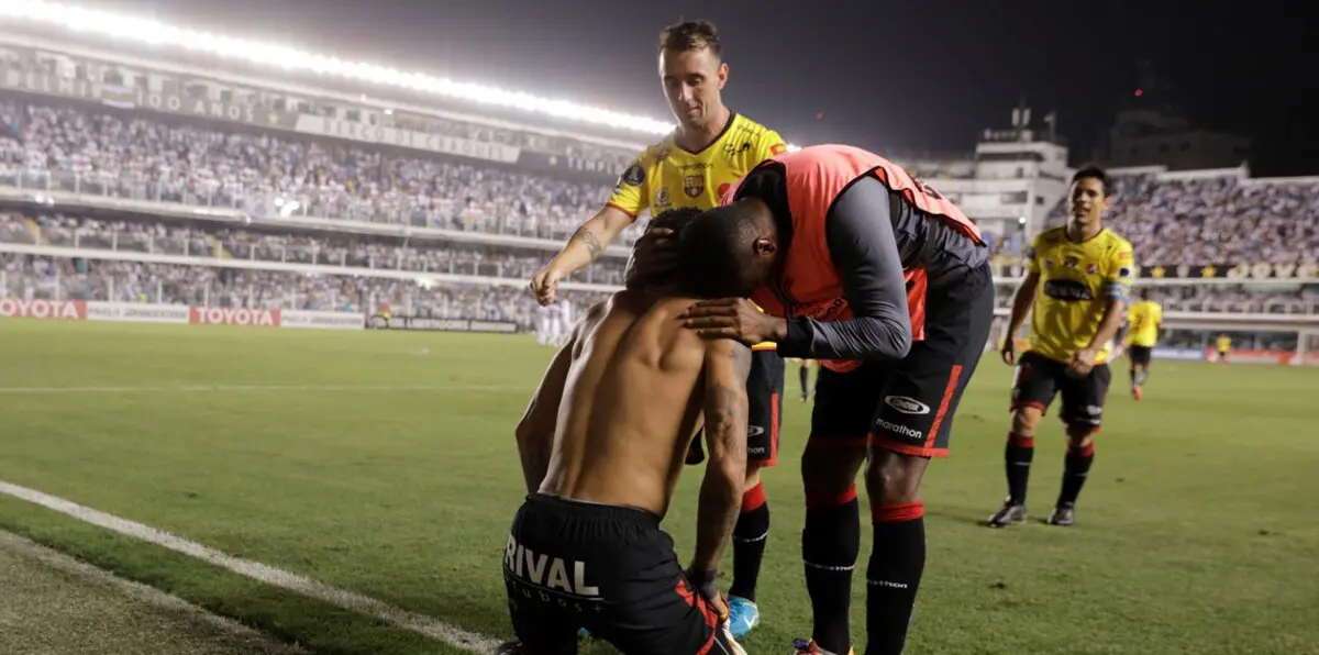 صفع متبادل وأحداث شغب هائلة خلال مباراة سانتوس وبرشلونة (فيديو)