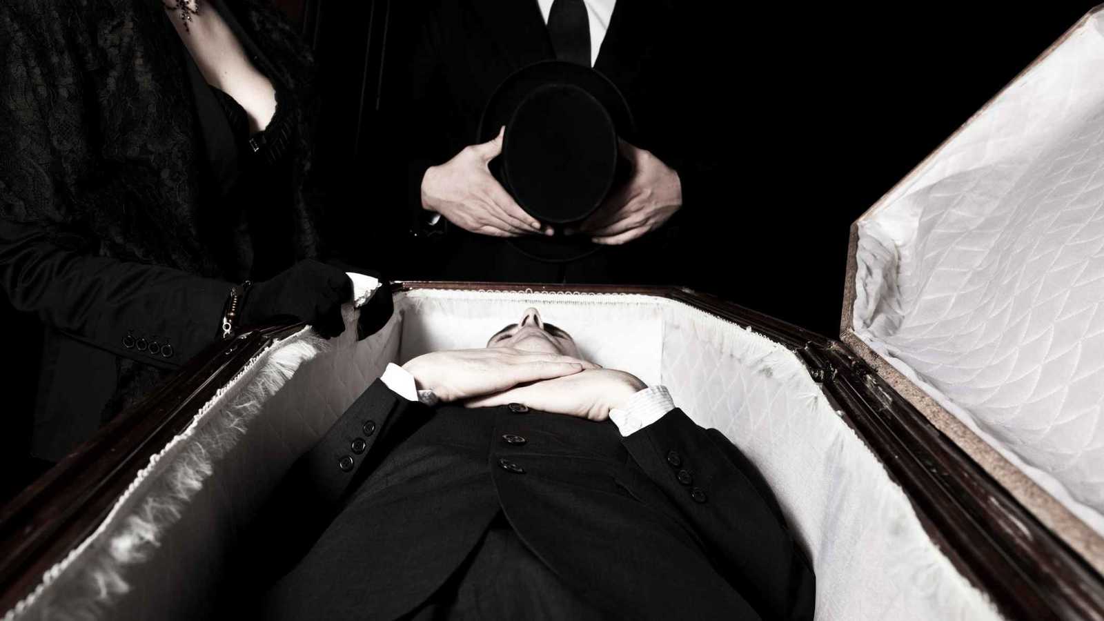 رجل يظهر في جنازته.. ويصدم عائلته: "أنا حي"