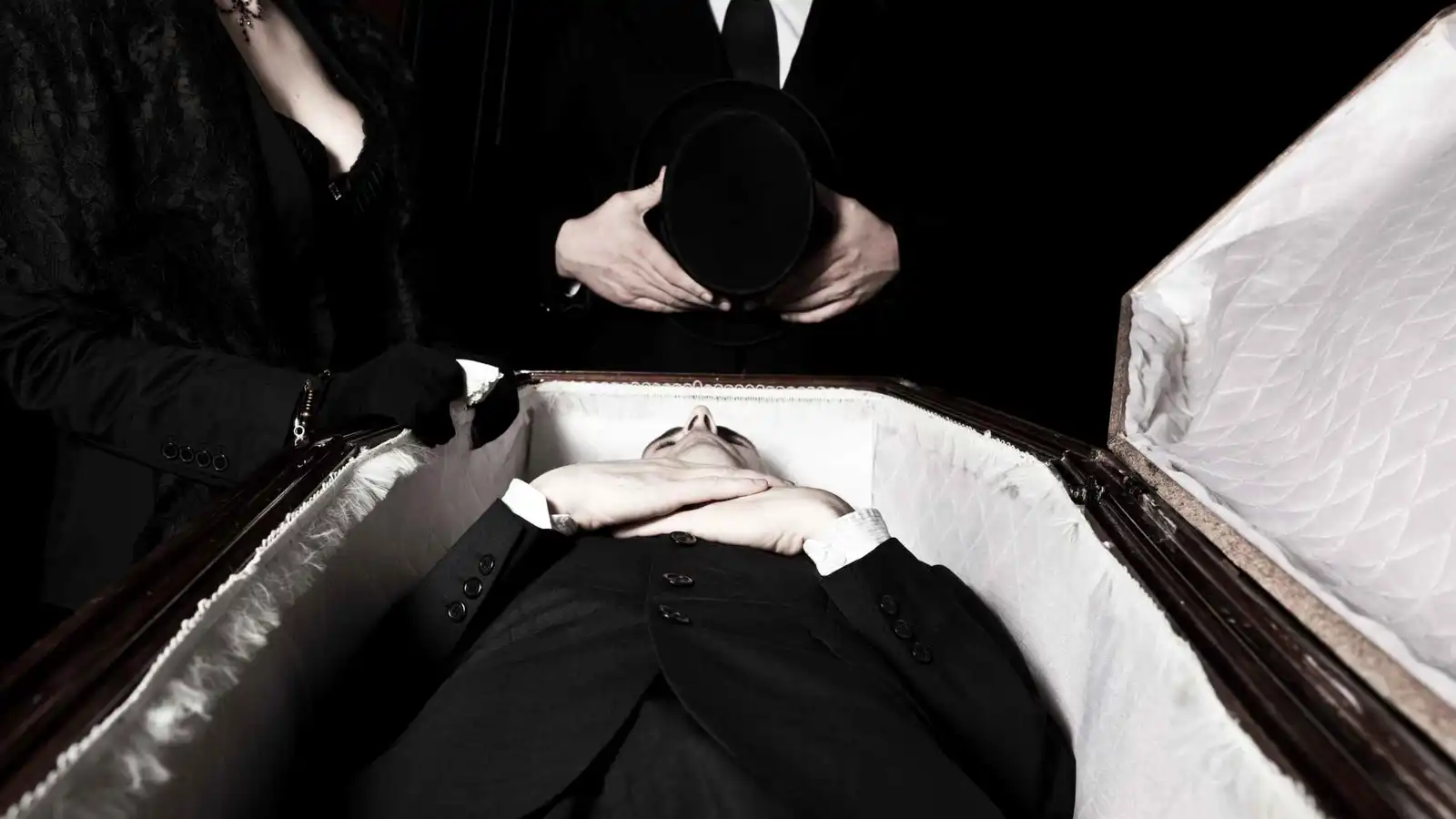 رجل يظهر في جنازته.. ويصدم عائلته: "أنا حي"