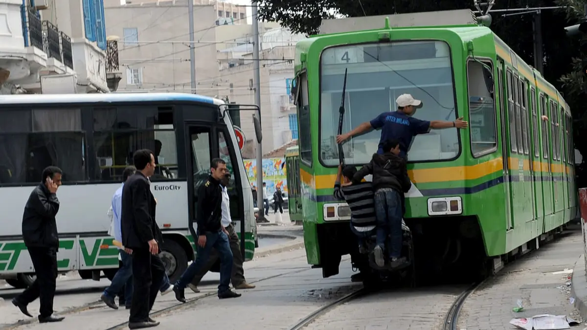 بعد وعد بصرف الرواتب.. تعليق إضراب وسائل النقل في تونس