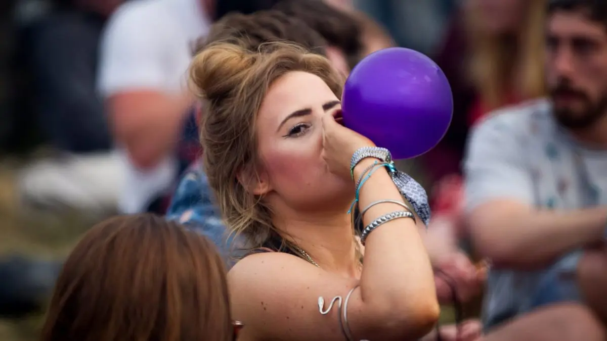 بسبب السلوكيات المزعجة.. بريطانيا تحظر "غاز الضحك"