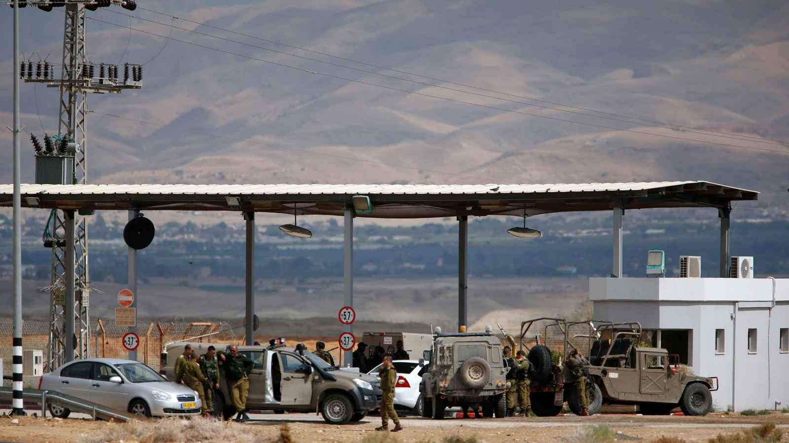 الأردن.. إعادة فتح "جسر الملك حسين" للسفر الثلاثاء واستثناء حركة الشحن