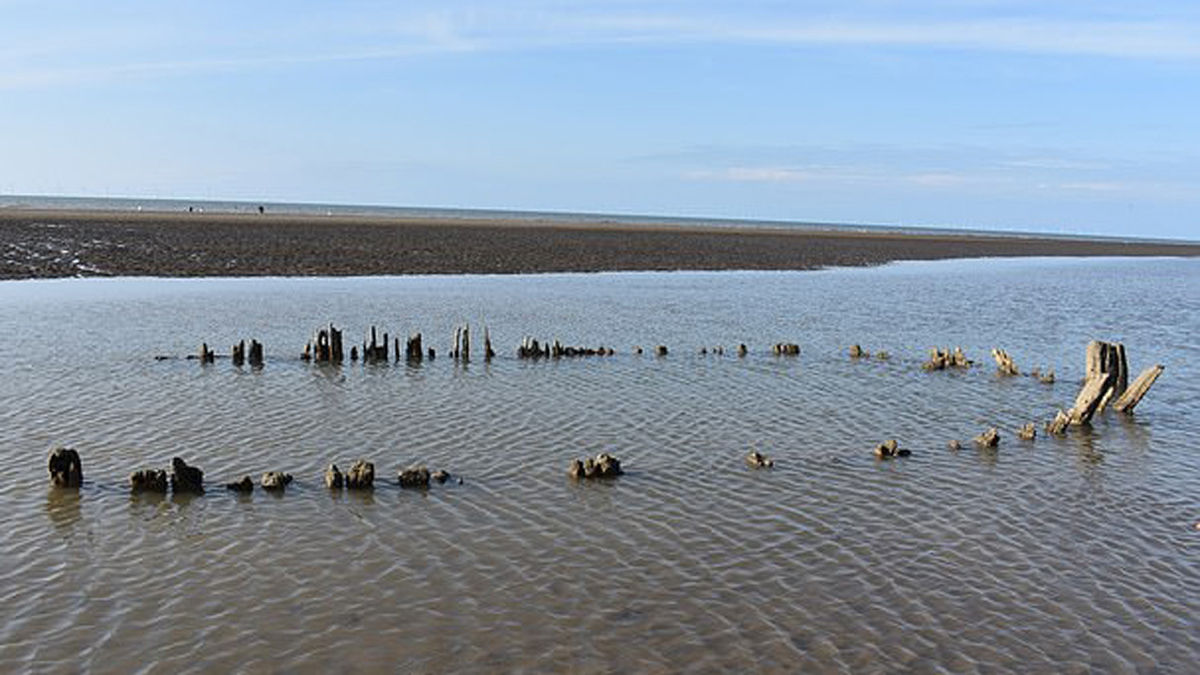 الطقس العاصف في بريطانيا يكشف آثار حطام سفينة غارقة منذ 165 عامًا (صور)
