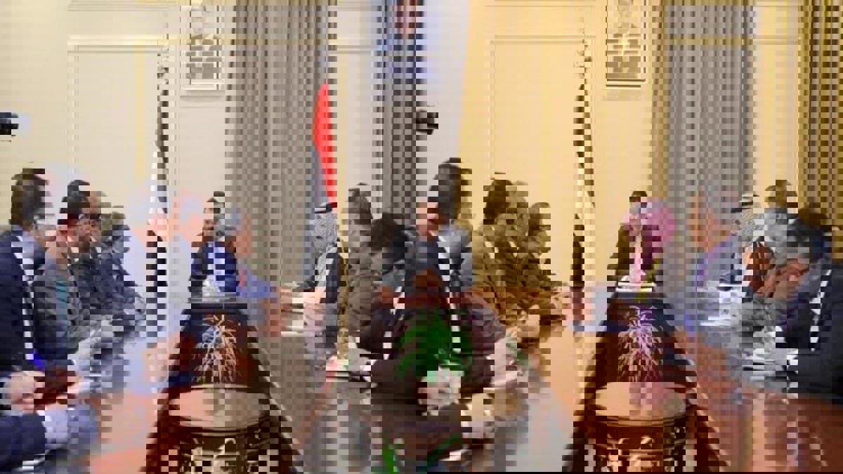 معين عبدالملك يبحث مع وفد "الانتقالي الجنوبي" تحديات تنفيذ "اتفاق الرياض"