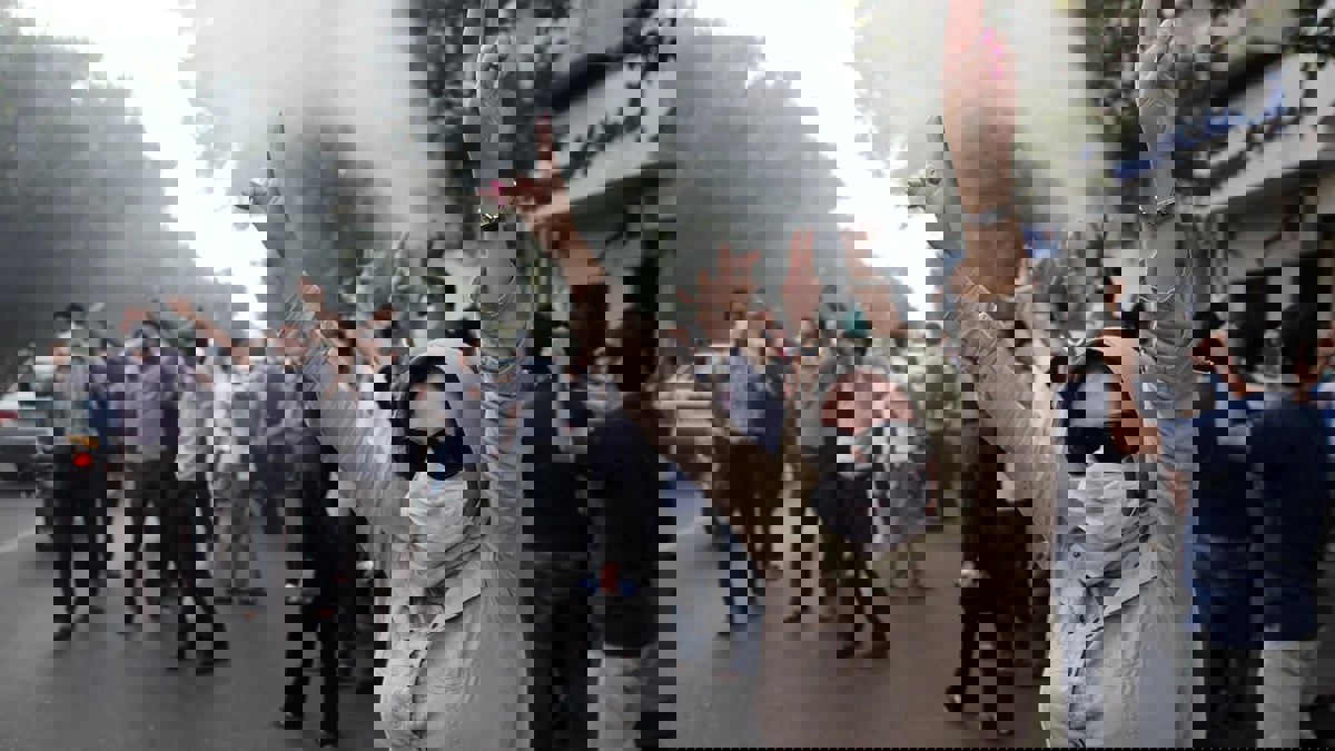 قوات الأمن الإيرانية تطلق الذخيرة الحية على محتجين في عدة أقاليم