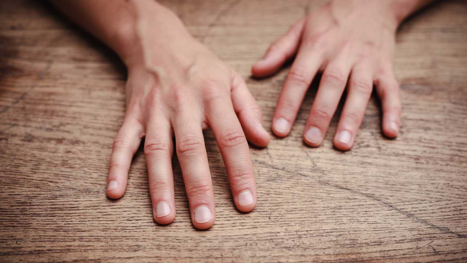 "الزرقة الطرفية".. لماذا تتحول يداك إلى اللون الأزرق؟