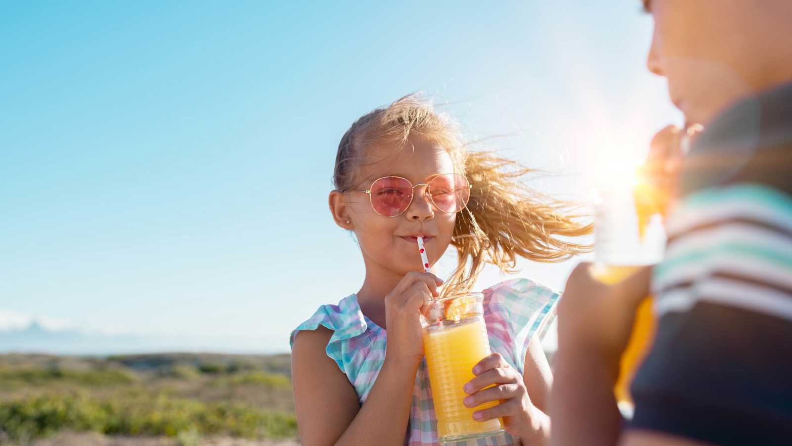 مشروبات طبيعية تحافظ على صحة طفلك خلال الصيف