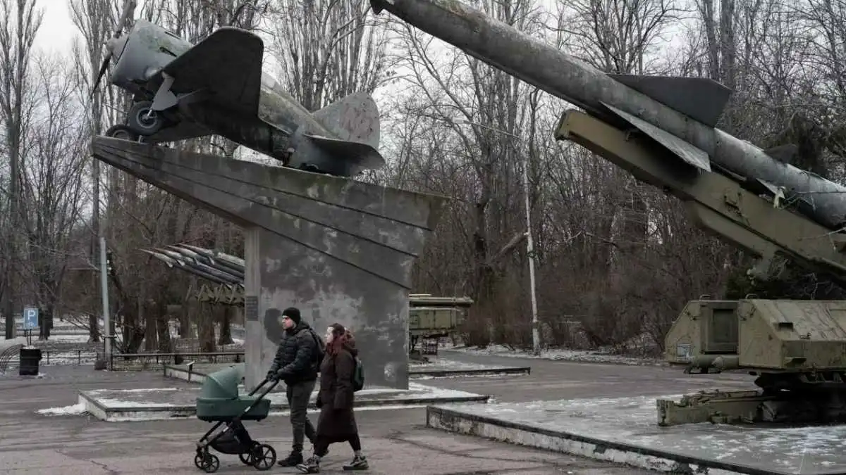 كندا تقدم مساعدات عسكرية جديدة لأوكرانيا وتعاقب أسطول الظل الروسي