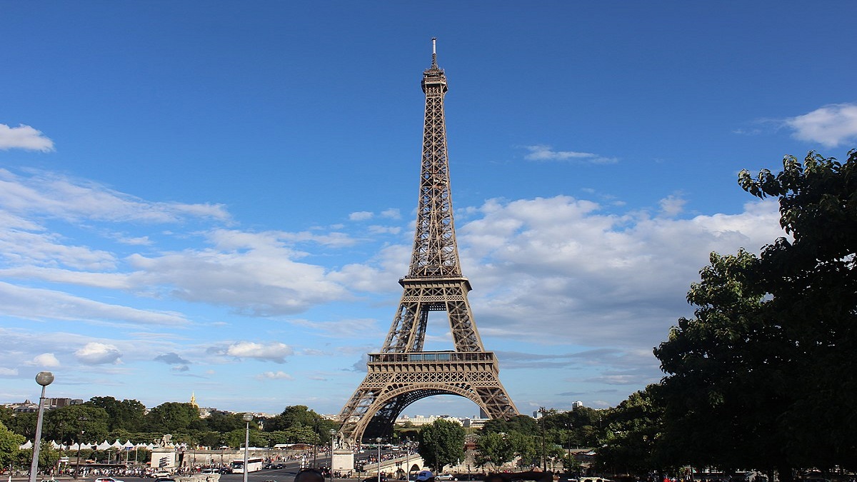 إخلاء برج إيفل في باريس بعد تهديد بوجود قنبلة (صور وفيديو)