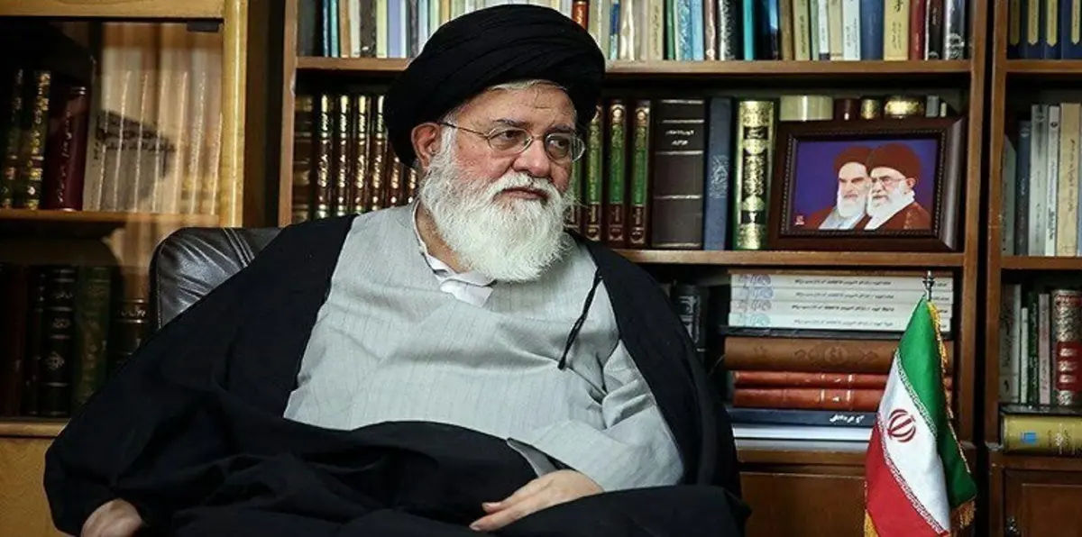 رجل دين إيراني يصف معارضي خامنئي بـ "الكفار"