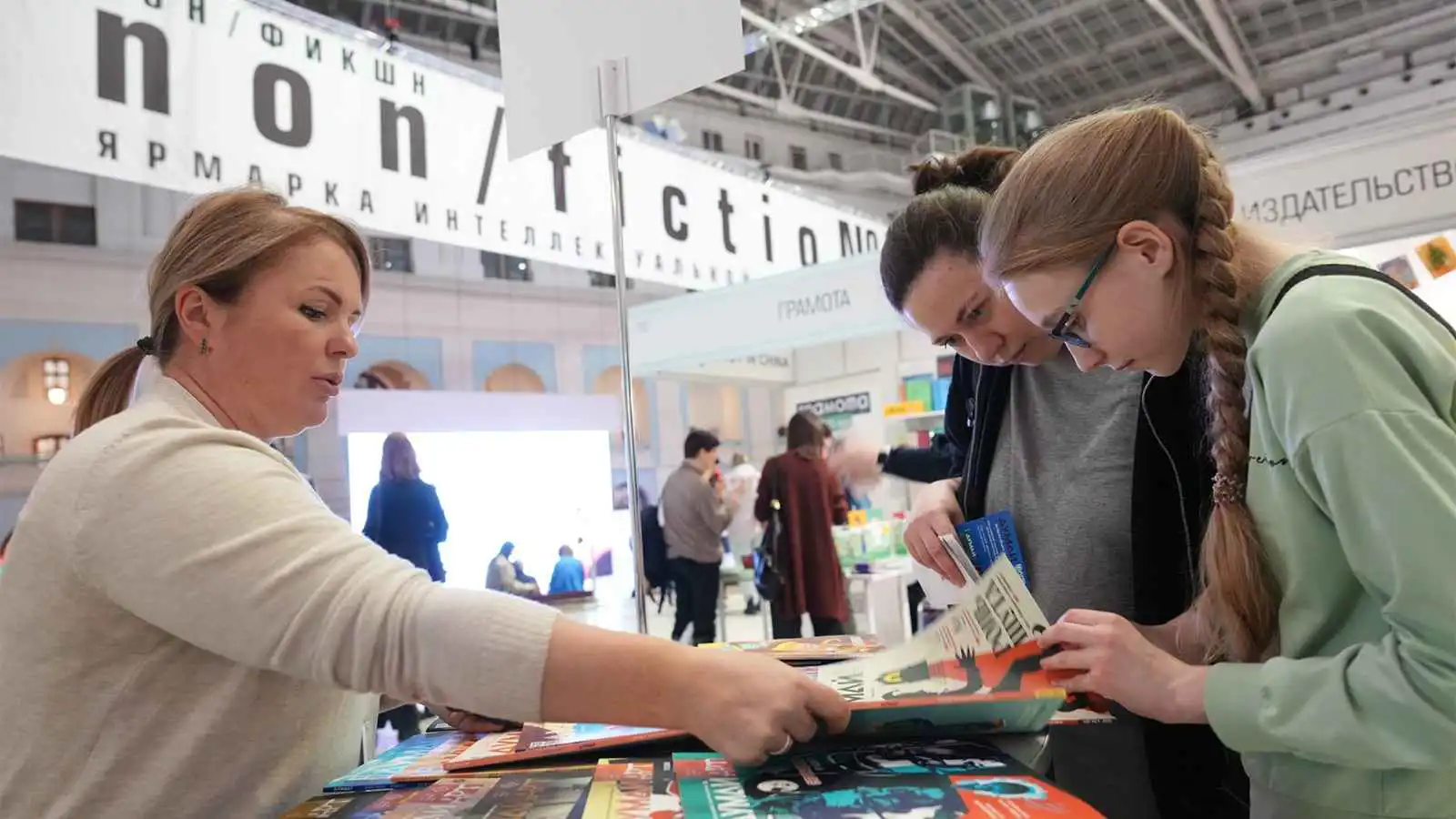 معرض موسكو للكتاب… القراءة تستعيد دفئها