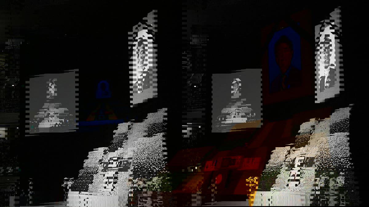 بالورود وإطلاق القذائف.. اليابان تودع آبي في جنازة رسمية