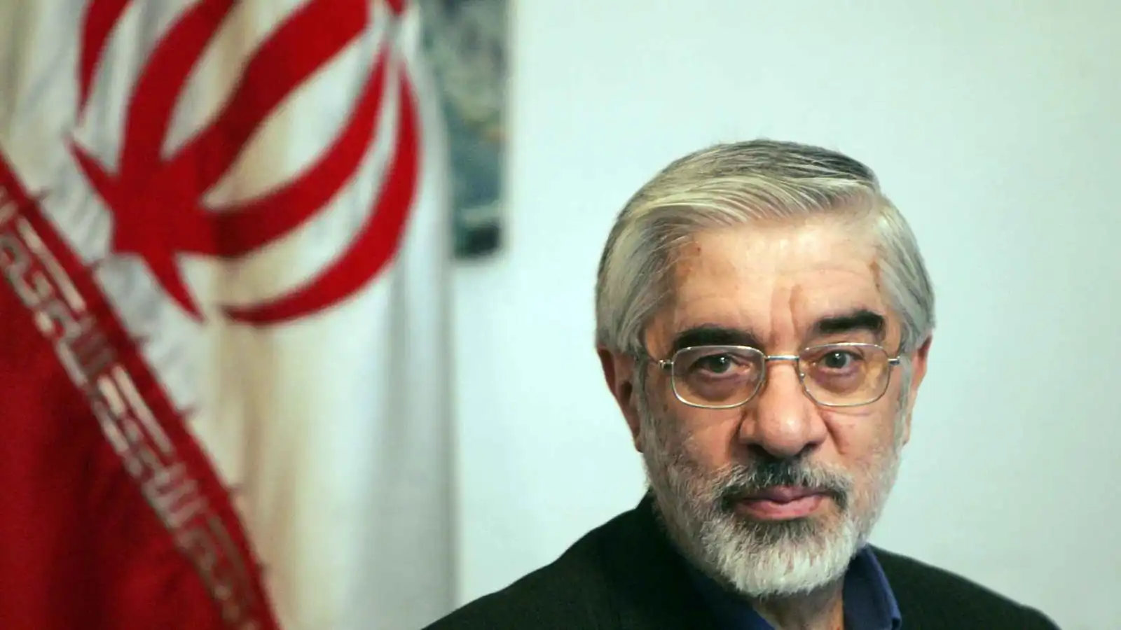 رئيس وزراء إيراني سابق يدعو المسؤولين إلى التنحي