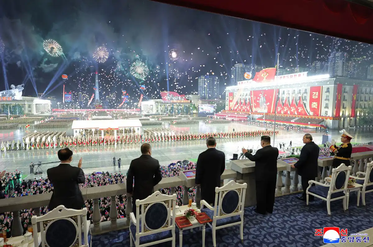 الزعيم الكوري الشمالي خلال العرض العسكري