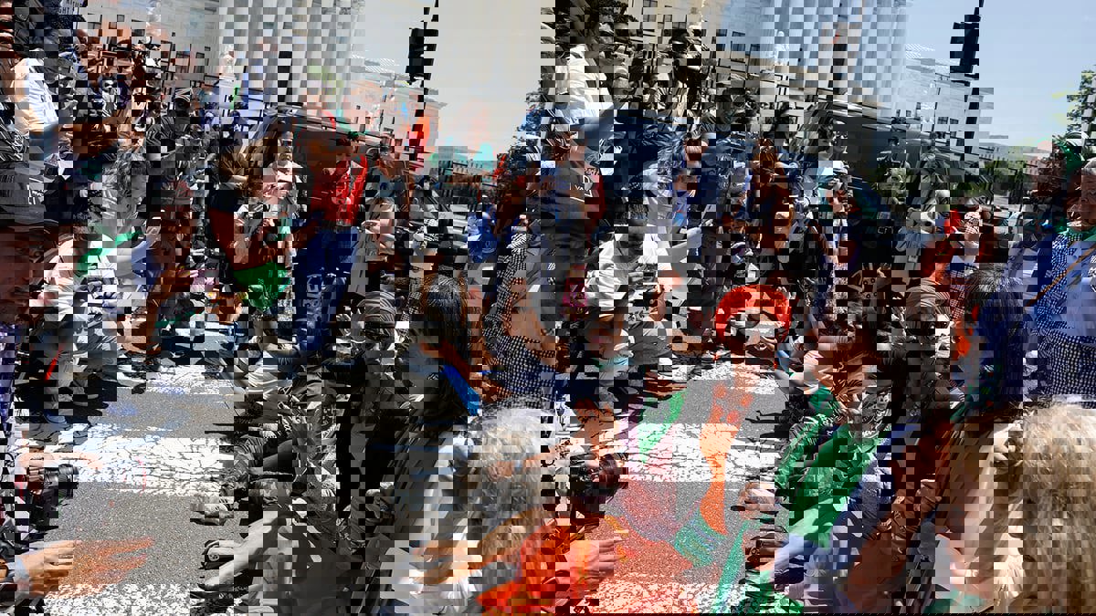 بينهم إلهان عمر.. توقيف17 برلمانياً بواشنطن خلال تظاهرة للدفاع عن حق الإجهاض