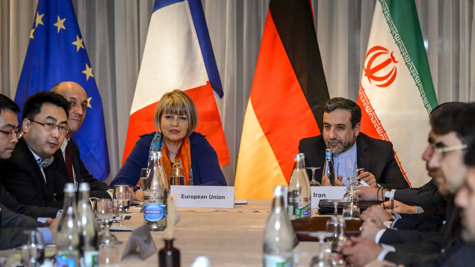 بعد التلويح بـ"آلية الزناد".. اتفاق بين إيران و"الترويكا" لاستئناف المفاوضات