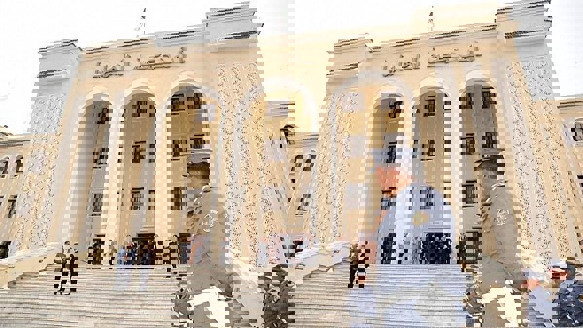 الجزائر.. المحكمة العليا تحقق مع 4 وزراء سابقين بتهم الفساد