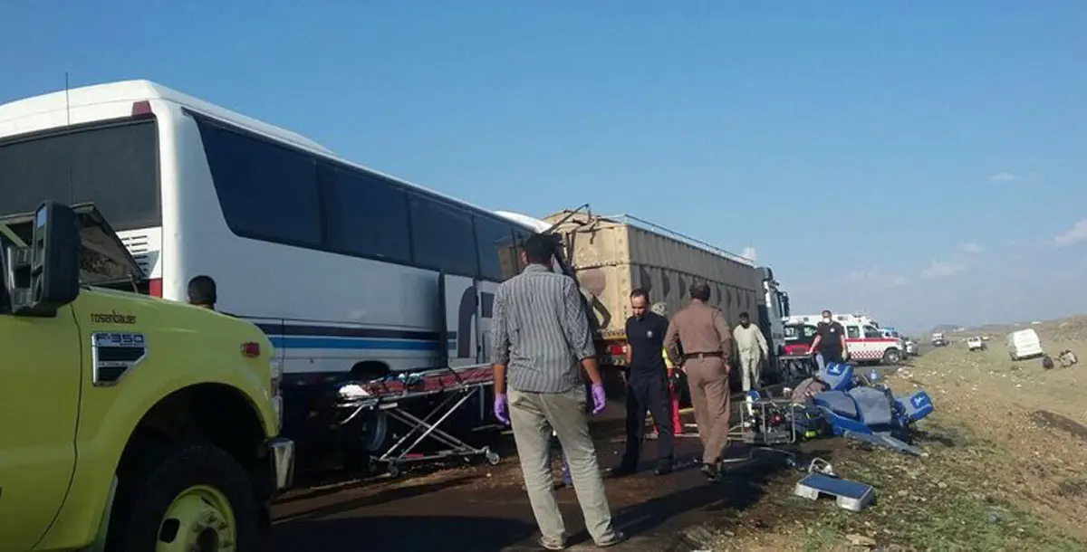 بالصور.. إصابة 40 معتمرًا ومصرع 3 إثر حادث سير مروع بالسعودية
