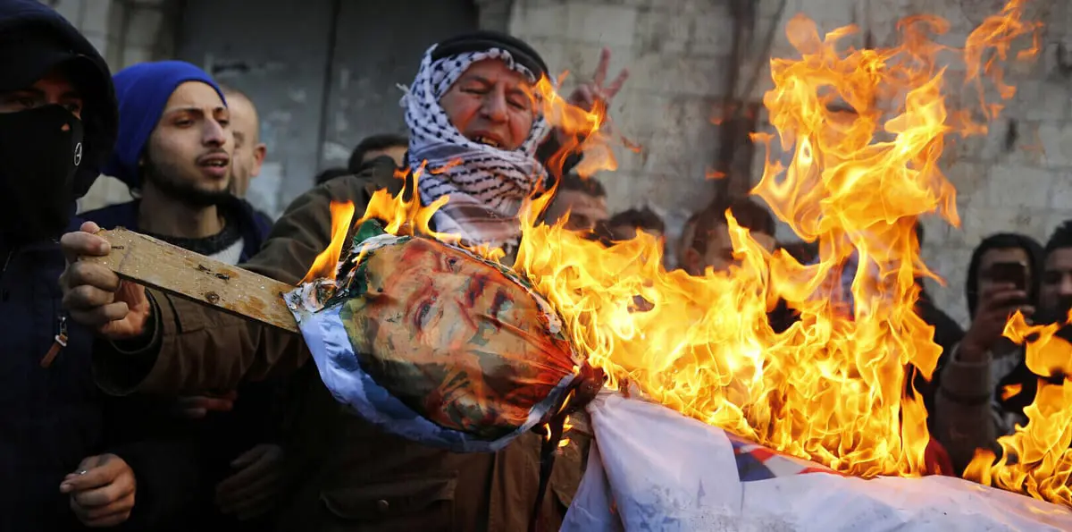 فلسطينيون بغزة ينددون بالقرارات الأمريكية بحق القدس و"الأونرو‎ا"