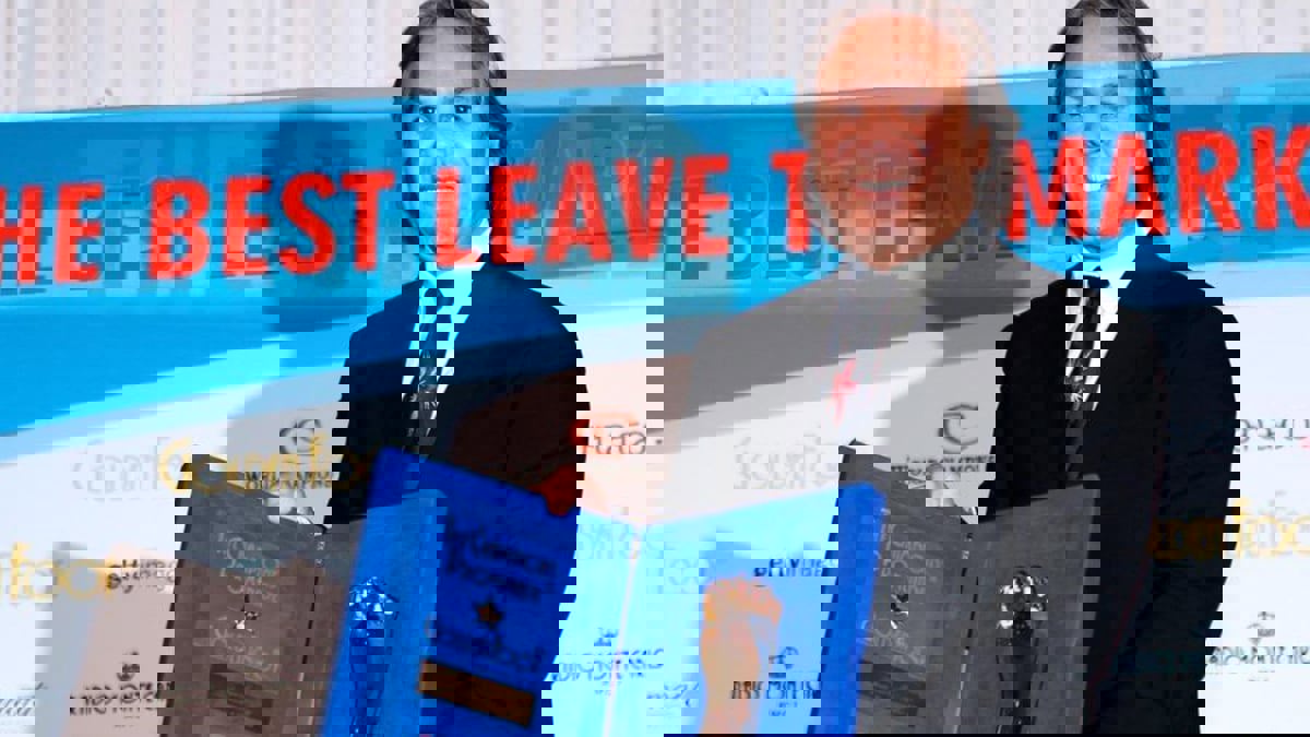 رابح ماجر ولخضر بلومي يعتذران عن حضور حفل جوائز "الكاف" بسبب تنظيمه في المغرب