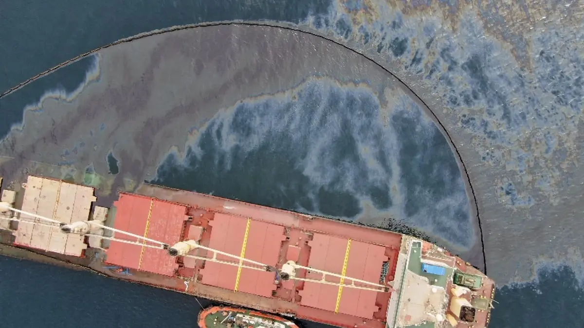 تسرب نفطي إثر جنوح سفينة شحن قبالة ساحل جبل طارق