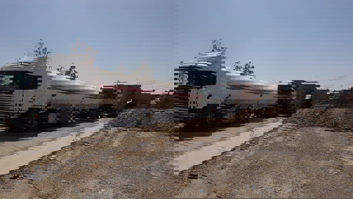 توقَّف لسنوات بسبب داعش.. الأردن يعلن وصول أولى شحنات نفط العراق برًا