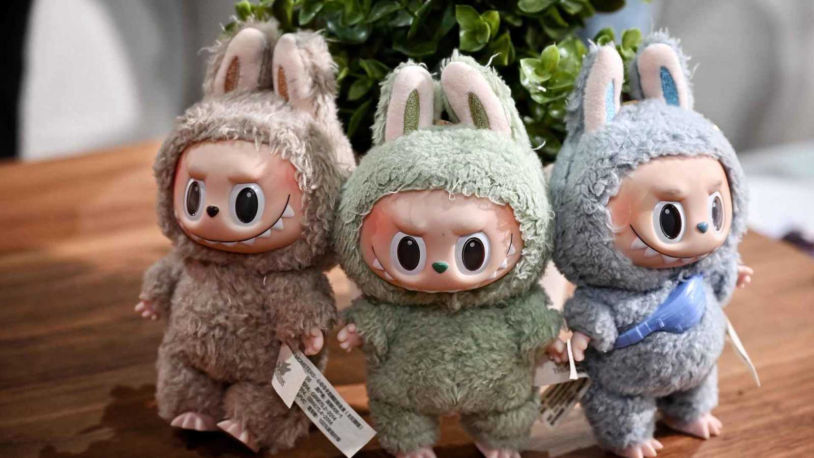 دمية "لابوبو" النادرة تحقق رقماً قياسياً في البيع (صور)