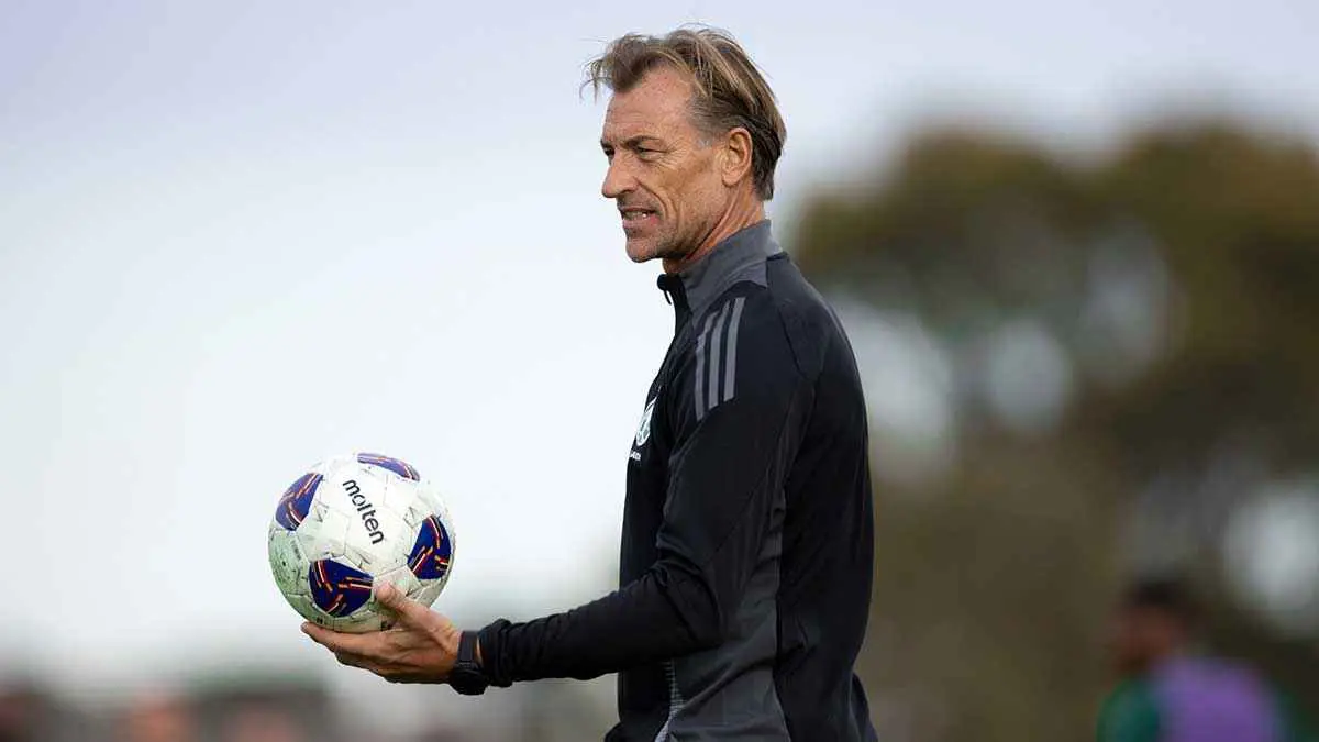 الحي يحييك.. عبد الله فلاته يكشف الفارق بين مانشيني ورينارد