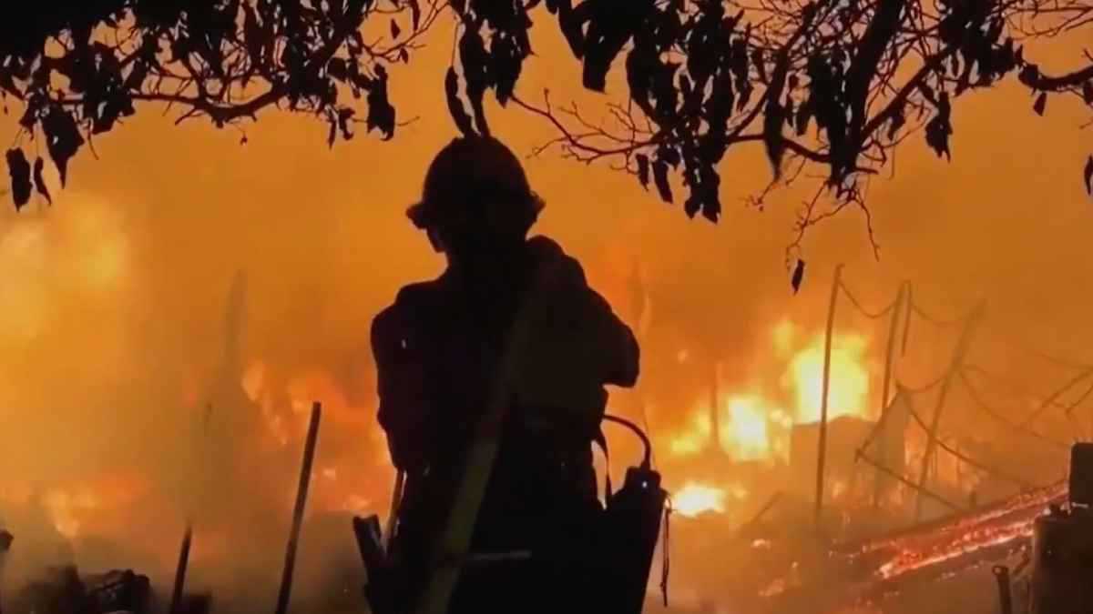 أشعلتها عاصفة رعدية.. الحرائق تجتاح مقاطعتين في كاليفورنيا (فيديو)