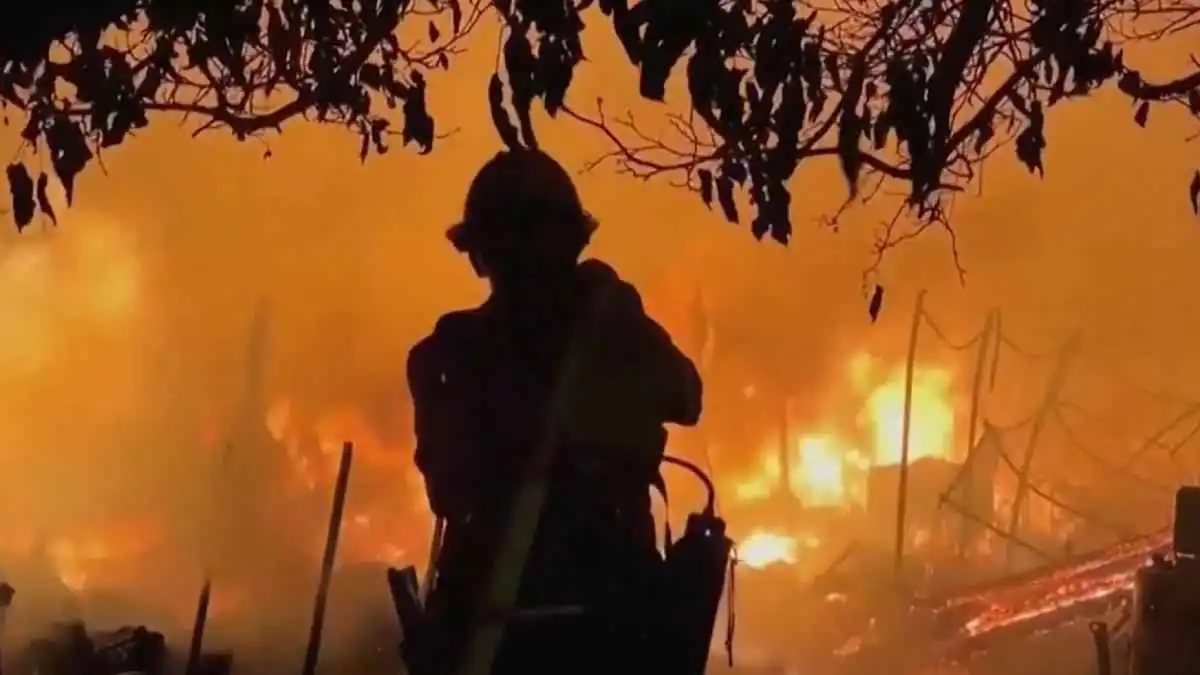 أشعلتها عاصفة رعدية.. الحرائق تجتاح مقاطعتين في كاليفورنيا (فيديو)