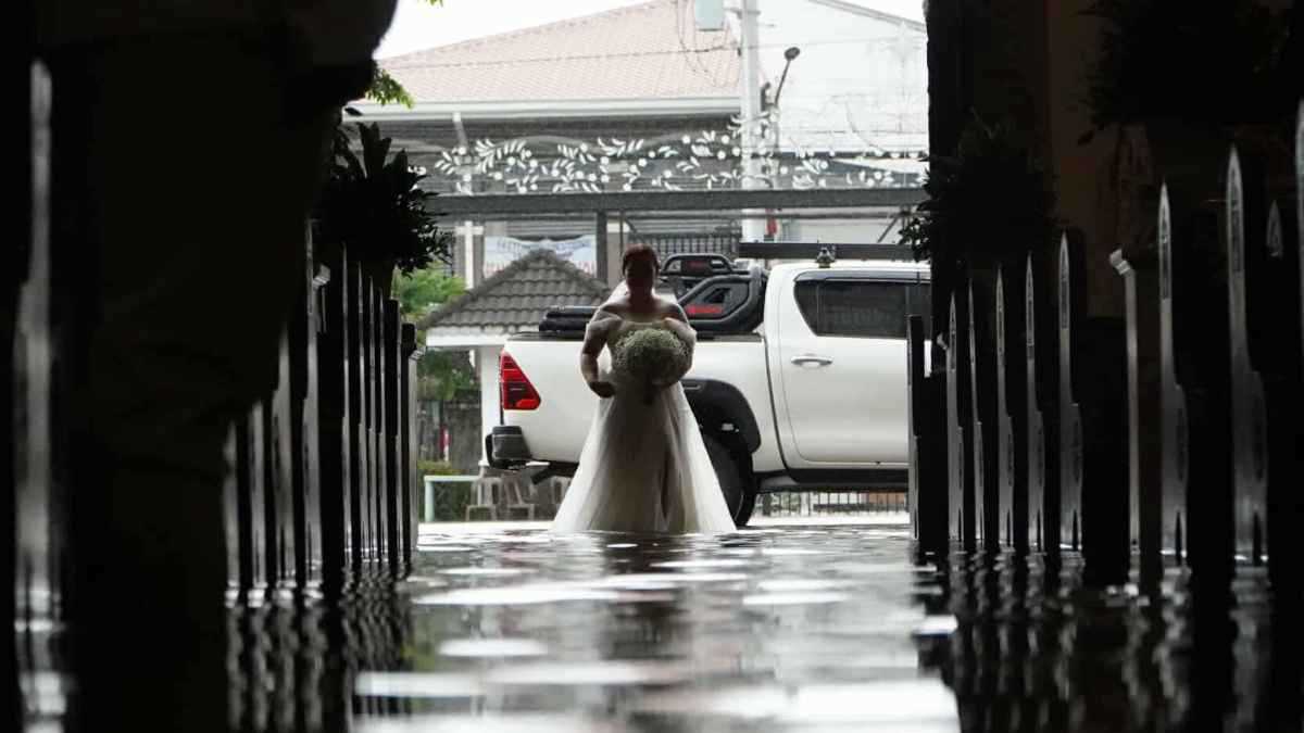 زوجان فلبينيان يعقدان قرانهما في كنيسة غمرتها الفيضانات (فيديو)