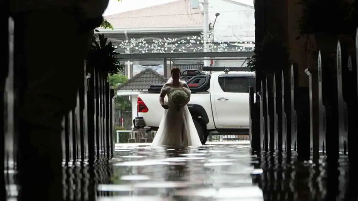 زوجان فلبينيان يعقدان قرانهما في كنيسة غمرتها الفيضانات (فيديو)