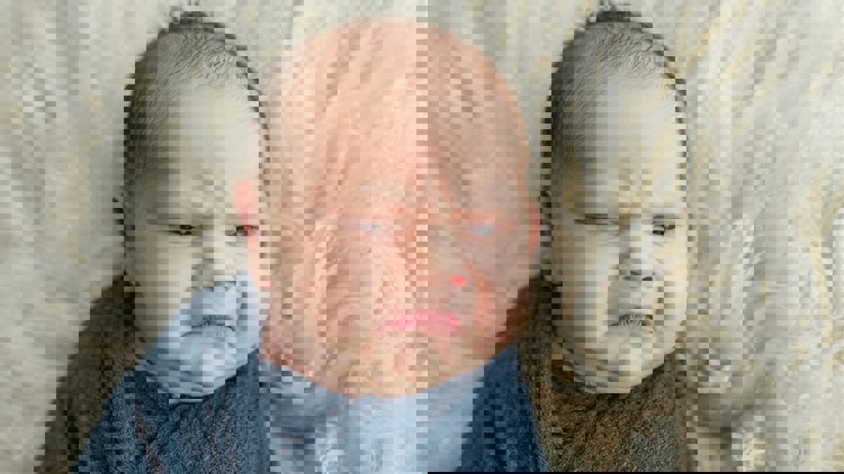  صور "الطفل العابس" تجتاح مواقع التواصل.. فما قصتها؟