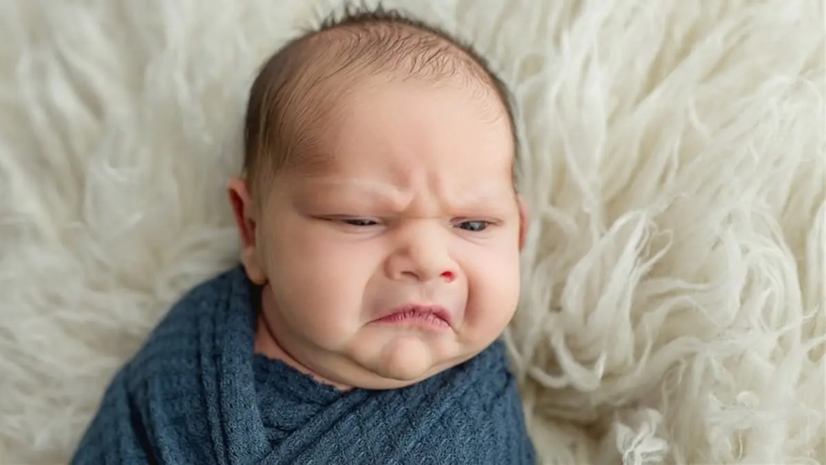  صور "الطفل العابس" تجتاح مواقع التواصل.. فما قصتها؟