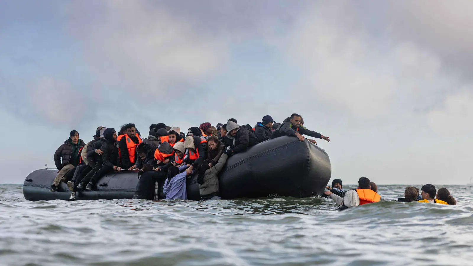 رقم قياسي جديد للمهاجرين غير الشرعيين عبر القنال الإنجليزي