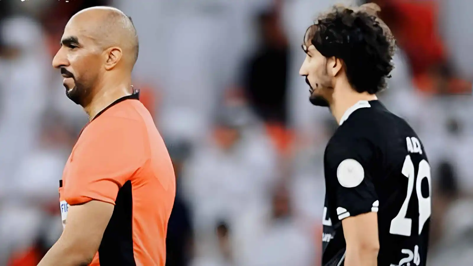 لا توجد ضربات جزاء.. خبير تحكيمي يحسم الجدل حول مباراة الشباب والريان (فيديو)