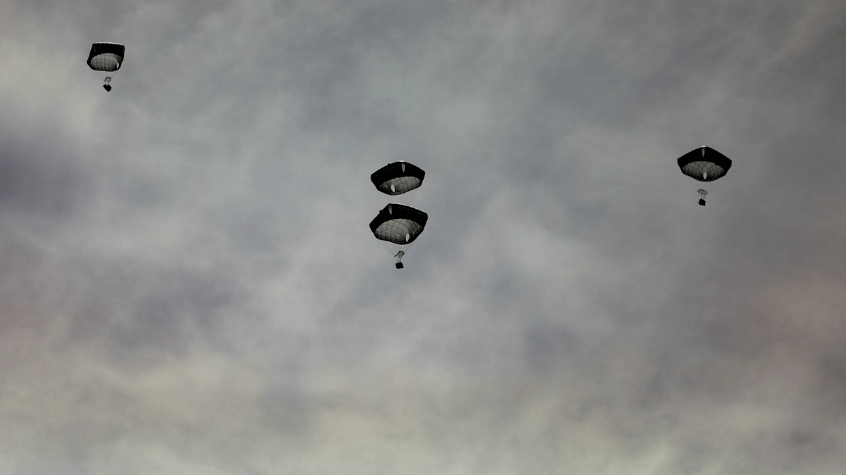 بـ3 طائرات.. أمريكا تنفذ أول عملية إسقاط جوي للمساعدات على غزة 