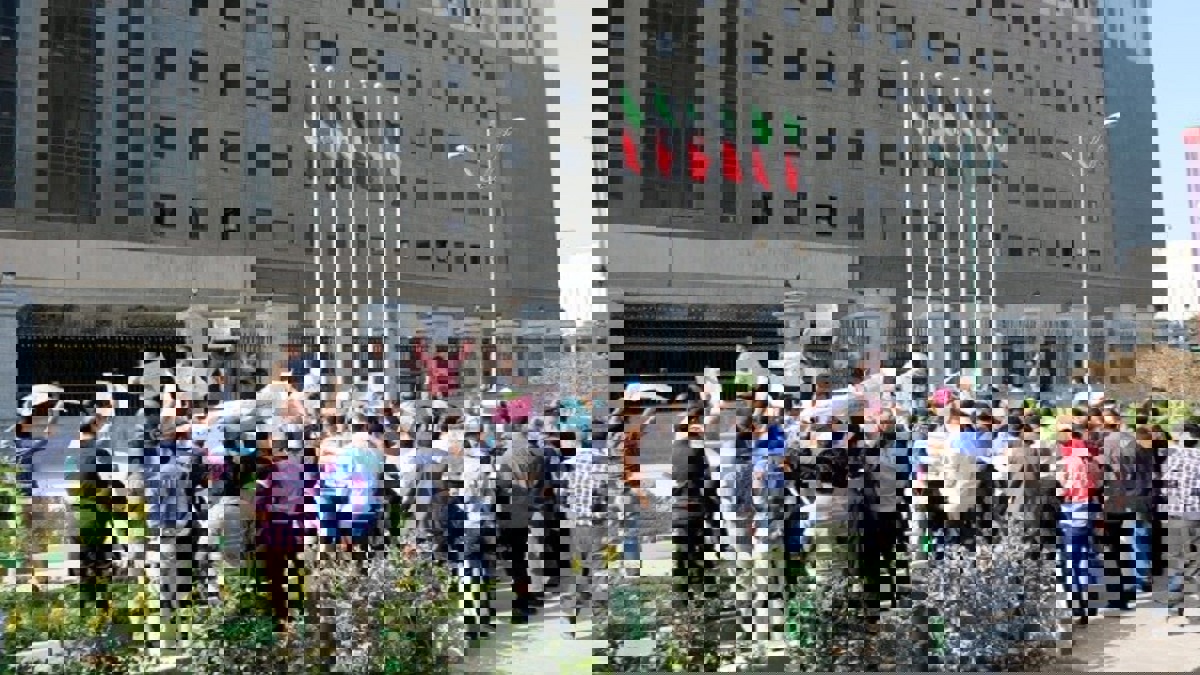 منظمة: اعتقال 30 متظاهرًا على الأقل أمام البرلمان الإيراني