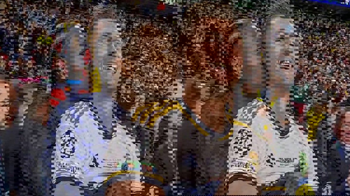 قام بتقبيله.. ألابا يقتحم مقابلة تليفزيونية مع توني كروس (فيديو)