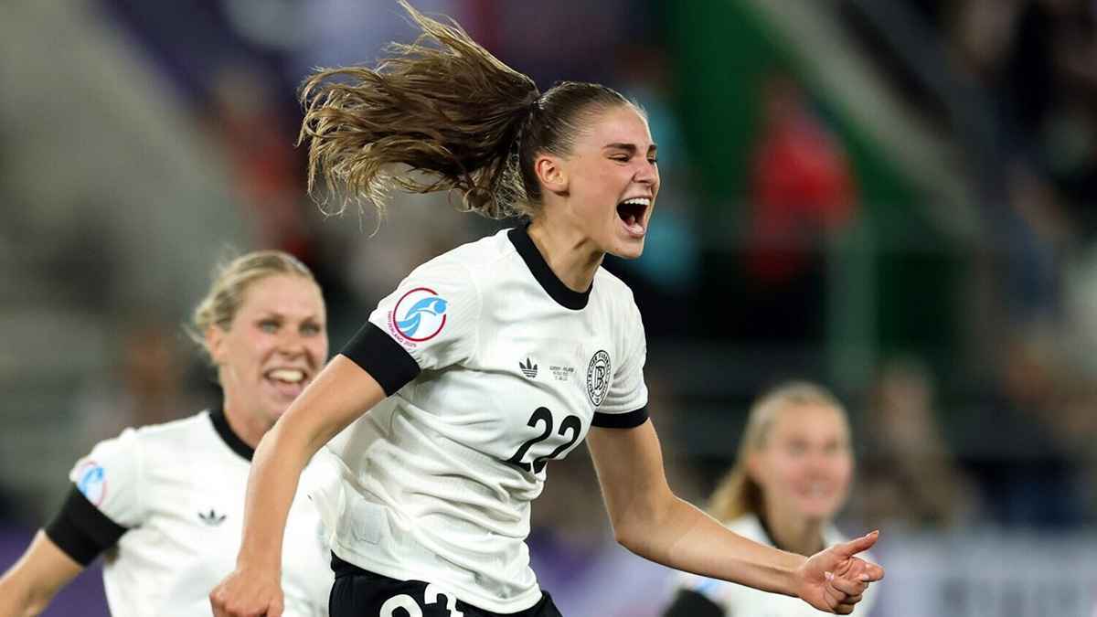 يولي براند نجمة منتخب ألمانيا تكشف عن معاناتها مع المشجعين الرجال