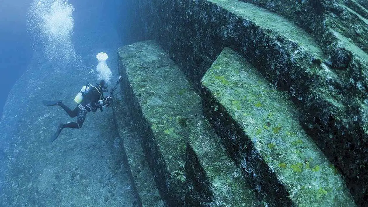 "هرم" في أعماق المحيط.. لغز "يوناغوني" يحيّر العلماء (صور)