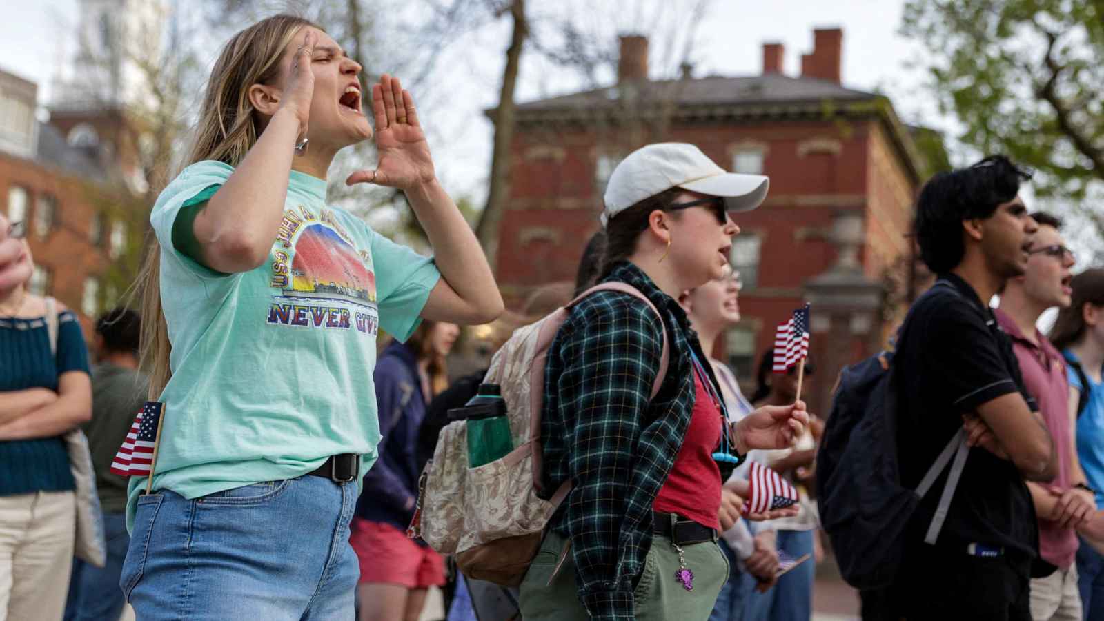 ترامب يلوح بتجريد جامعة هارفارد من الإعفاء الضريبي