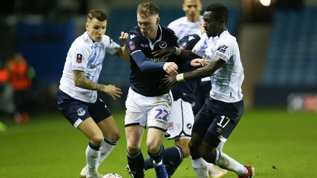 معركة دامية بين جماهير إيفرتون وميلوول قبل مباراتهما في كأس الاتحاد الإنجليزي (فيديو)