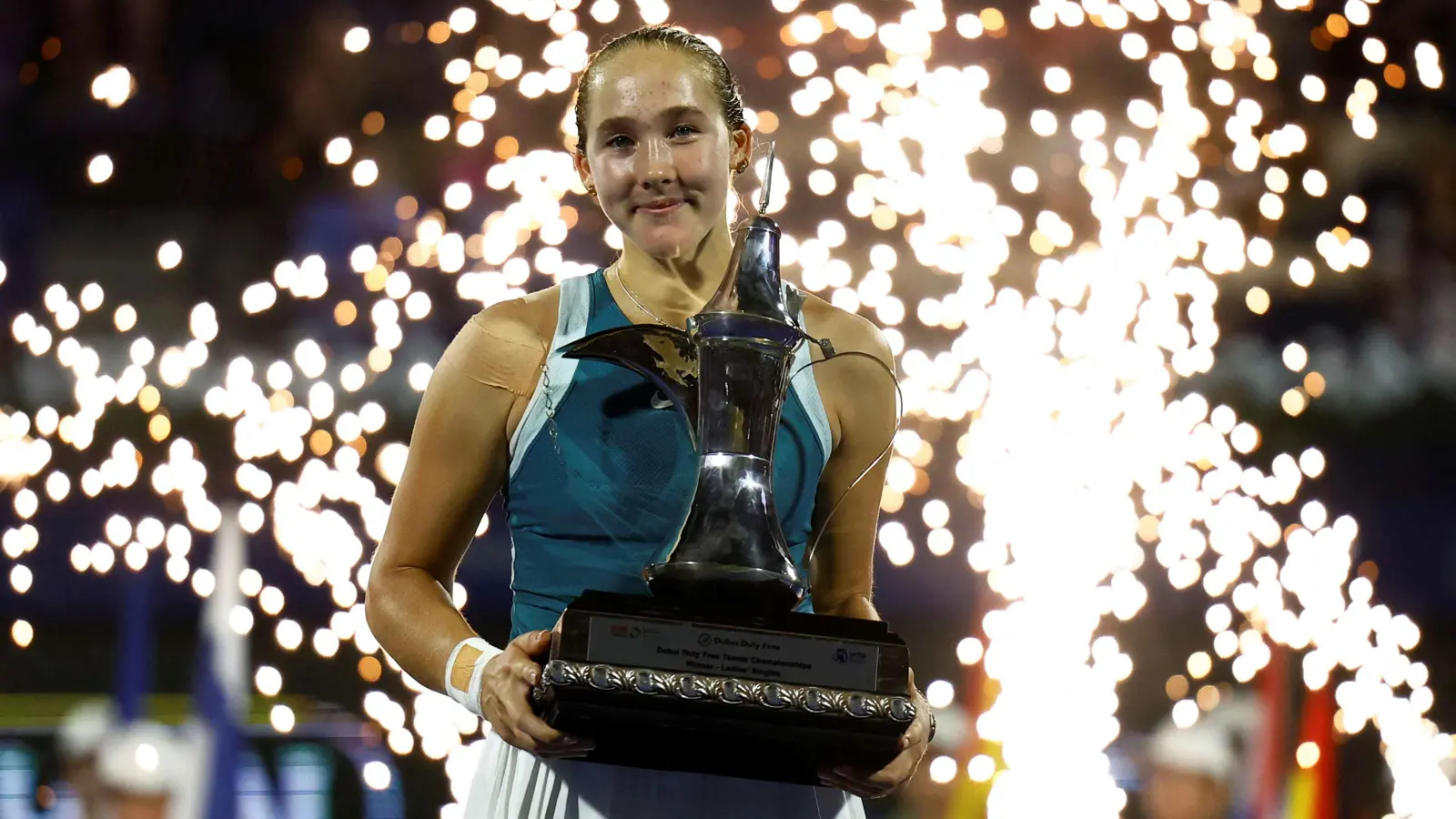 الروسية أندريفا تهزم كلارا تاوسن وتحرز بطولة دبي للتنس برقم تاريخي (فيديو)