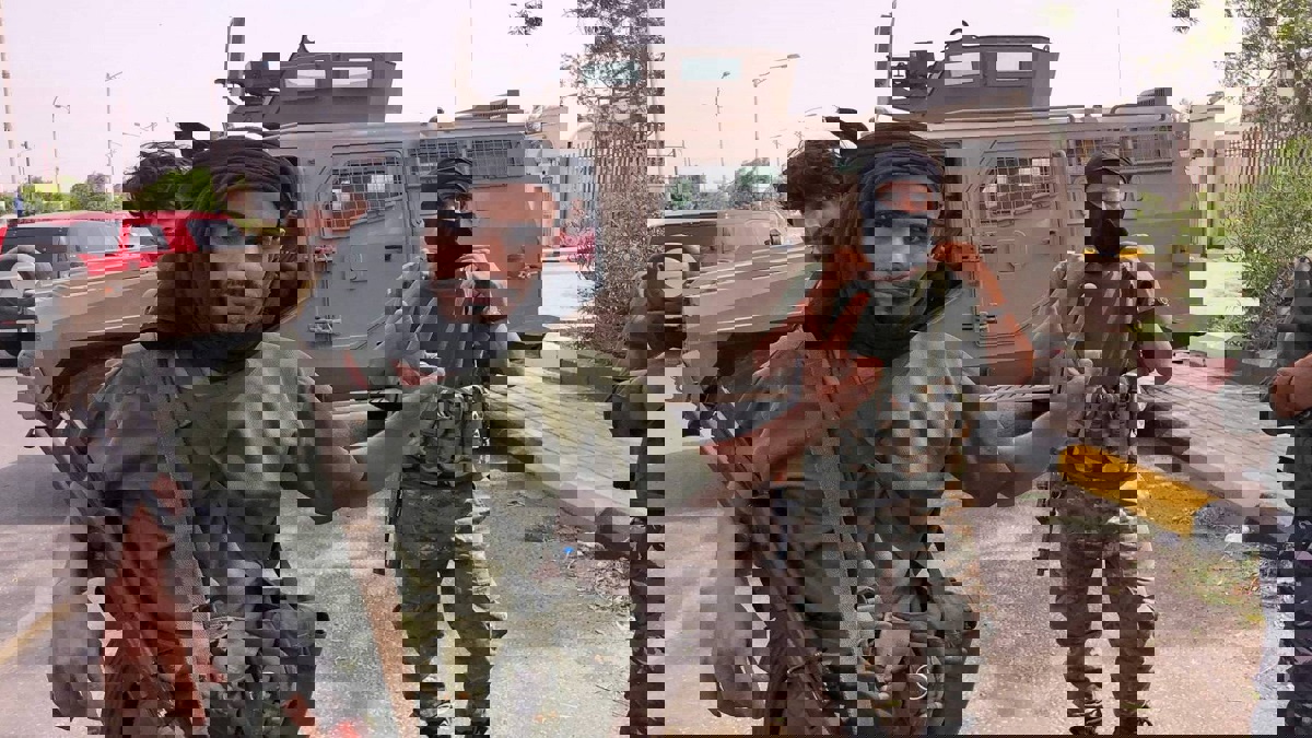 اليمن.. قوات حكومية تفرق بالقوة تظاهرة سلمية مؤيدة للنخبة الشبوانية في شبوة (فيديو)