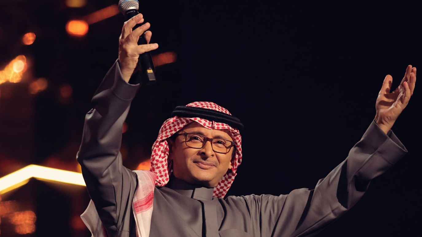 براميل نفط ترافق عبدالمجيد عبدالله على المسرح (فيديو)