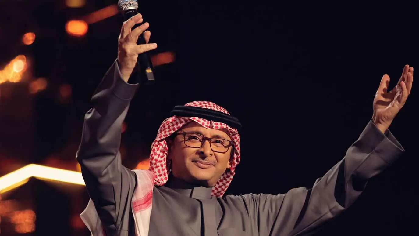 براميل نفط ترافق عبدالمجيد عبدالله على المسرح (فيديو)