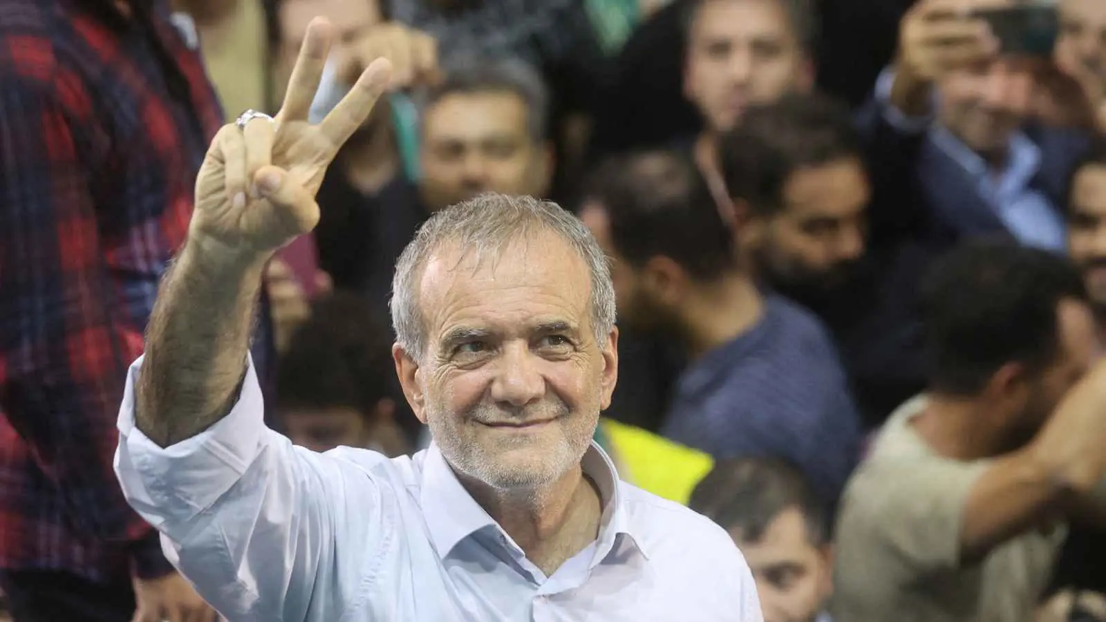 صحيفة: العالم أصبح مستعدا للحوار مع إيران بعد فوز بزشكيان