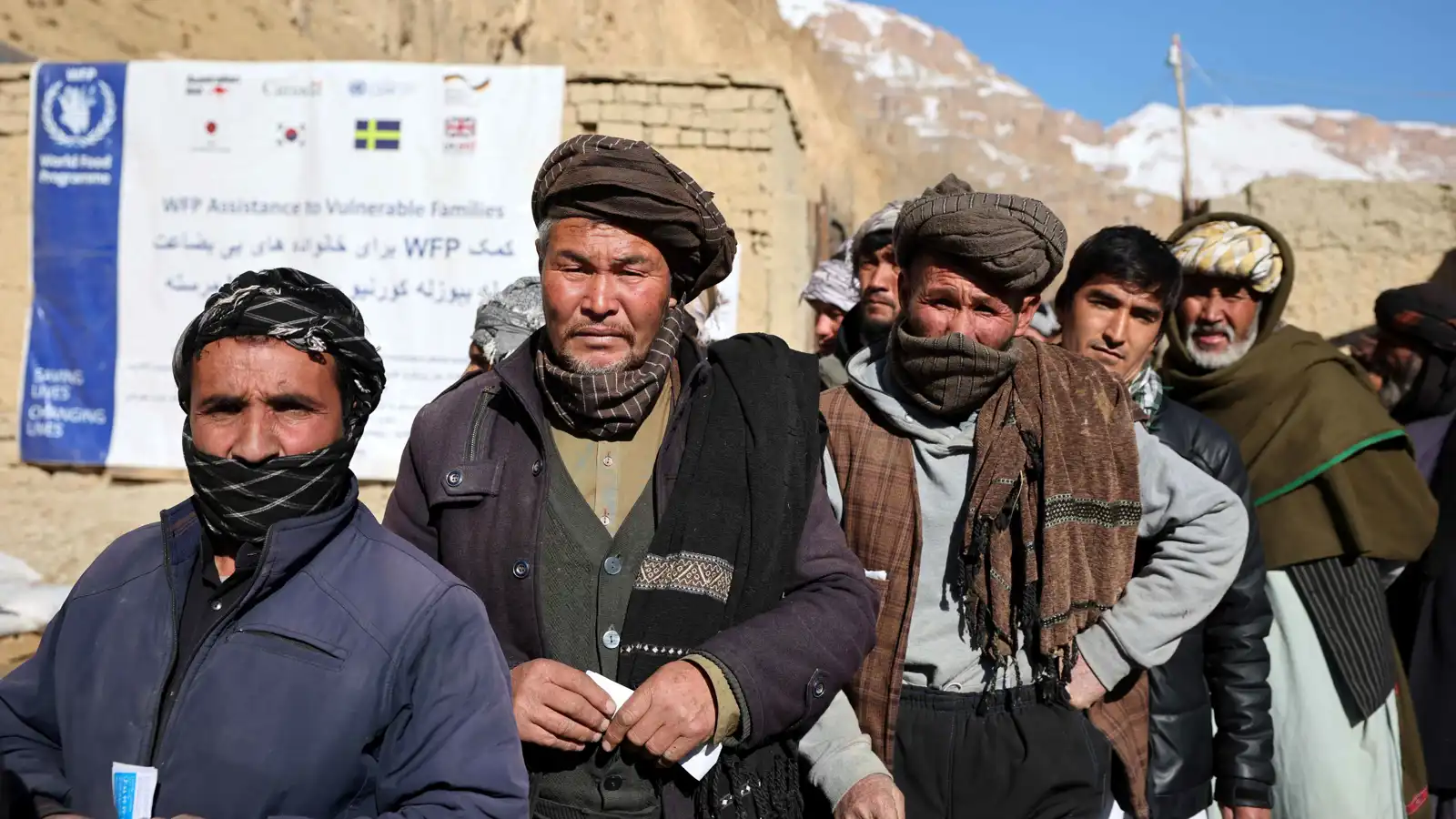 أفغان يصطفون لتلقي المساعدات