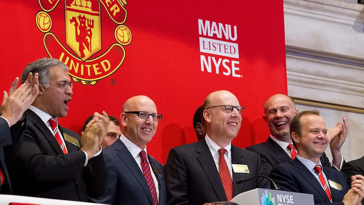 ديلي إكسبريس: فشل بيع مانشستر يونايتد سيؤدي لـ"تمرد مفتوح" يهدد عائلة جليزر